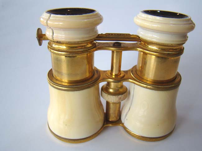 An ivory mounted pair of 19th century binoculars with settings for 'Field-Marine-Theatre' — image 2